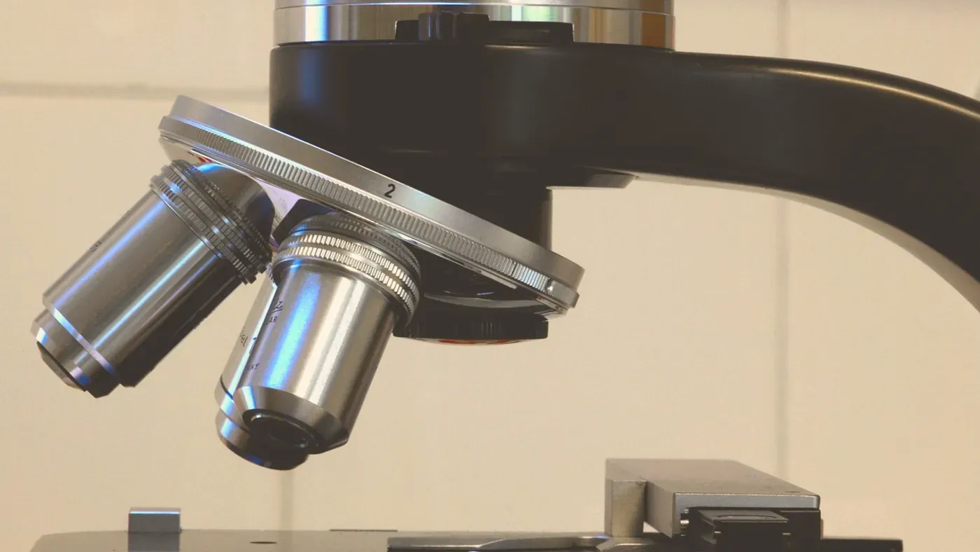 Mikroskop i ett laboratorium som används vid analys av vävnadsprover