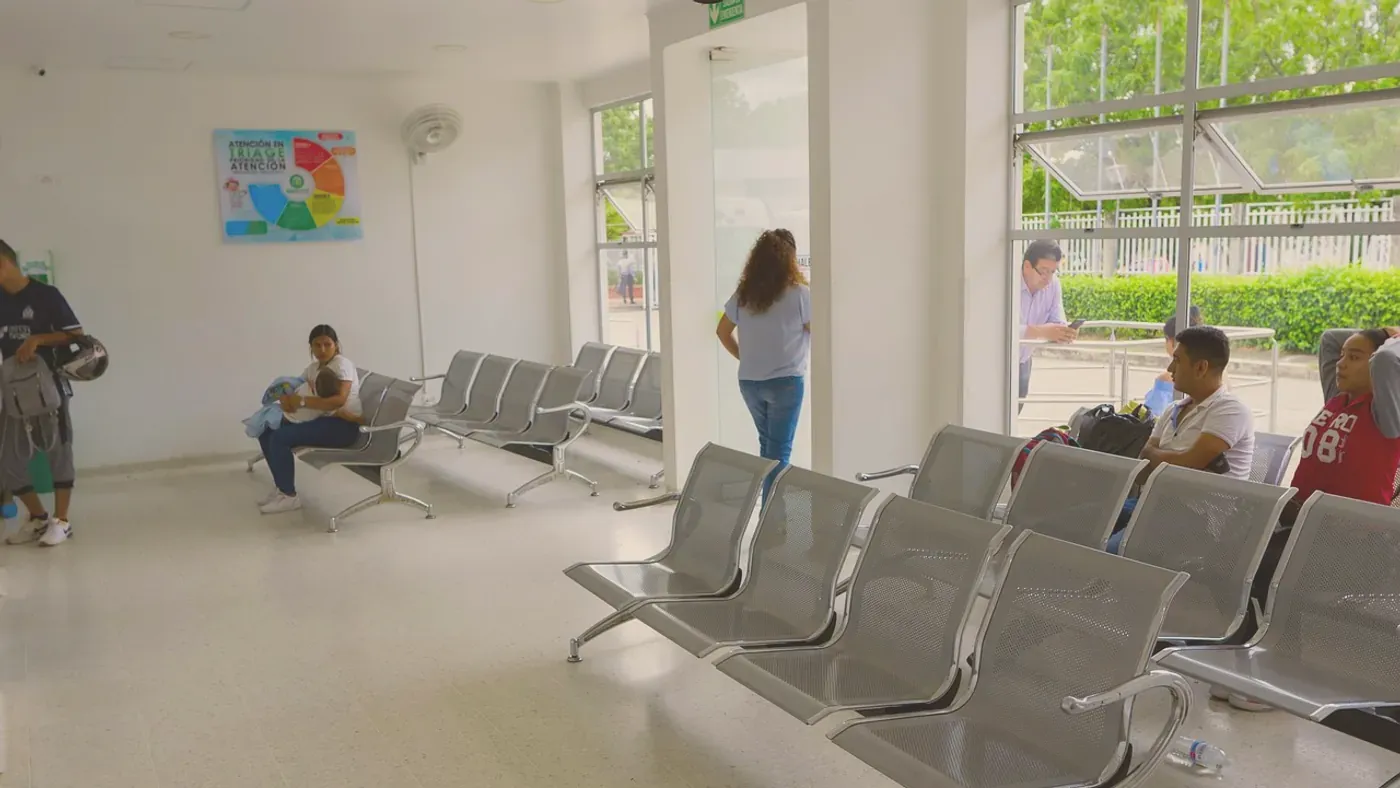 Väntrum på en vårdklinik med patienter som sitter på rader av stolar