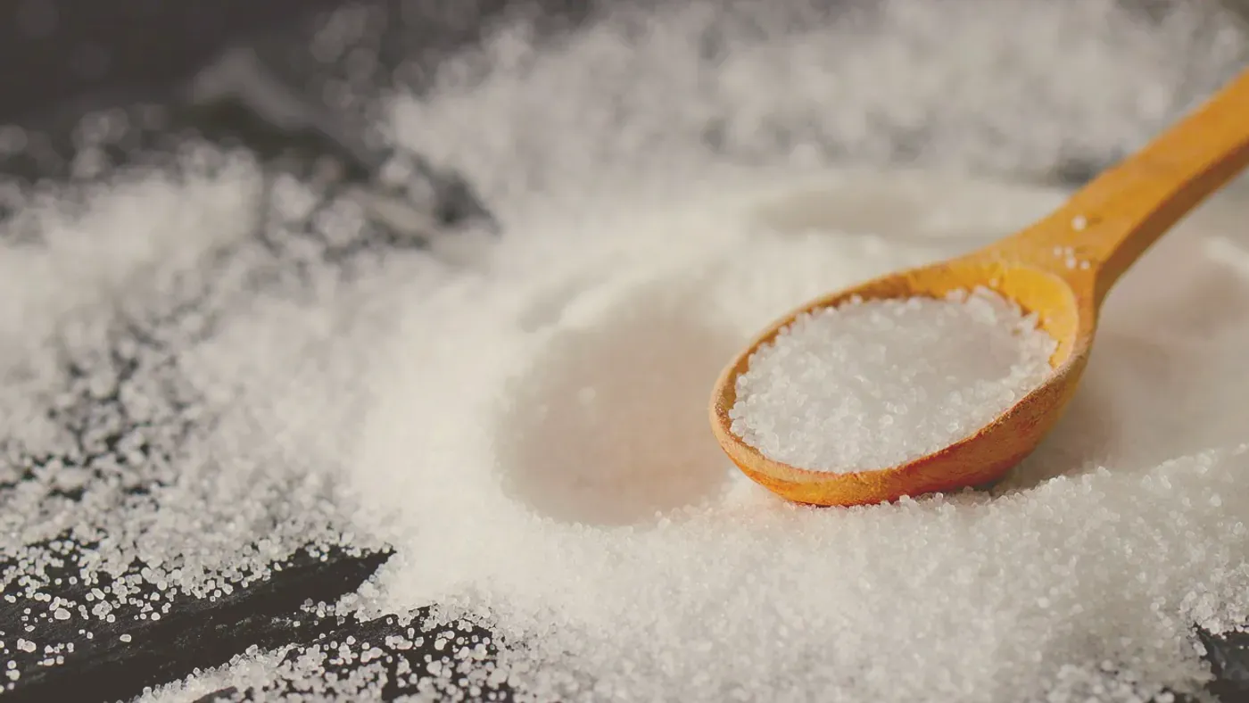 Träsked med grovt salt, redo för en fysisk peeling