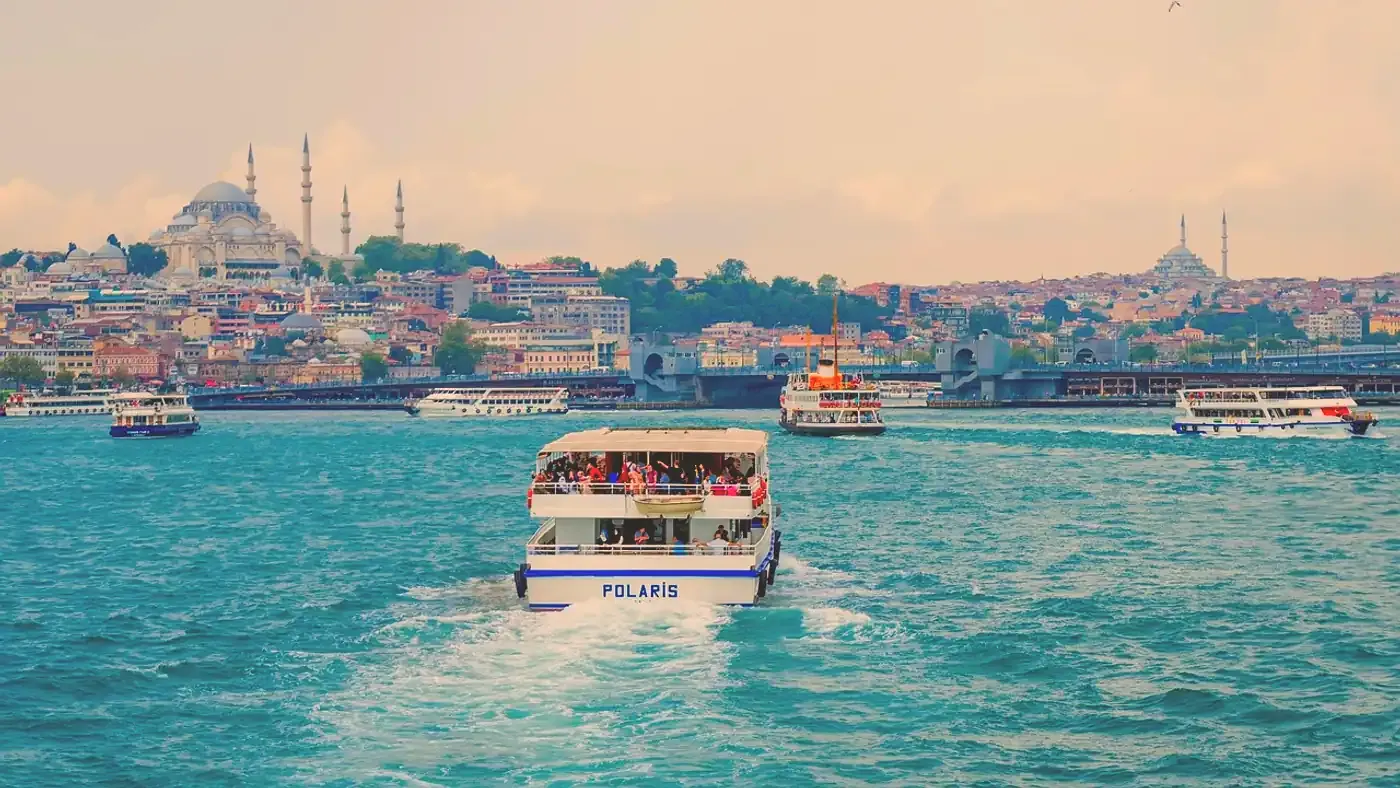 Utsikt över Bosporen i Istanbul med färjor och moskéer i bakgrunden